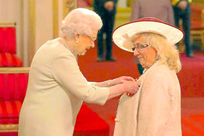 Jane-Ward-Central-Youth-Theatre-Wolverhampton-MBE-with-Queen